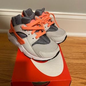 Barely worn kids Nike huarache